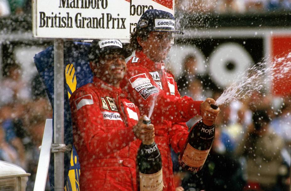 Gp d&#39;Inghilterra 1985: Alain Prost festeggia la vittoria della McLaren con Michele Alboreto, secondo con la Ferrari (Omega)
